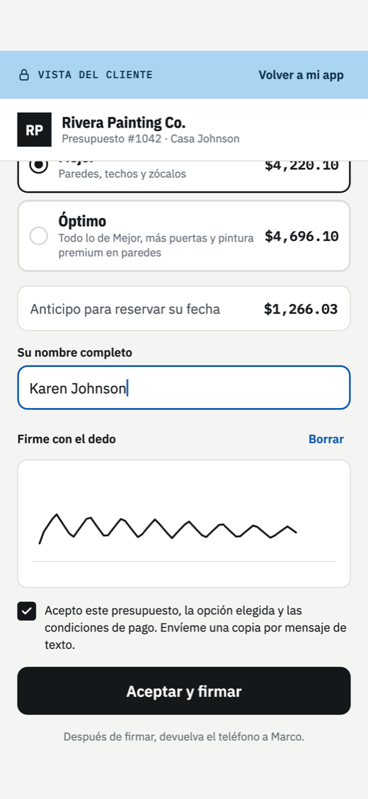 Un cliente eligiendo una opción y firmando un presupuesto en un teléfono.